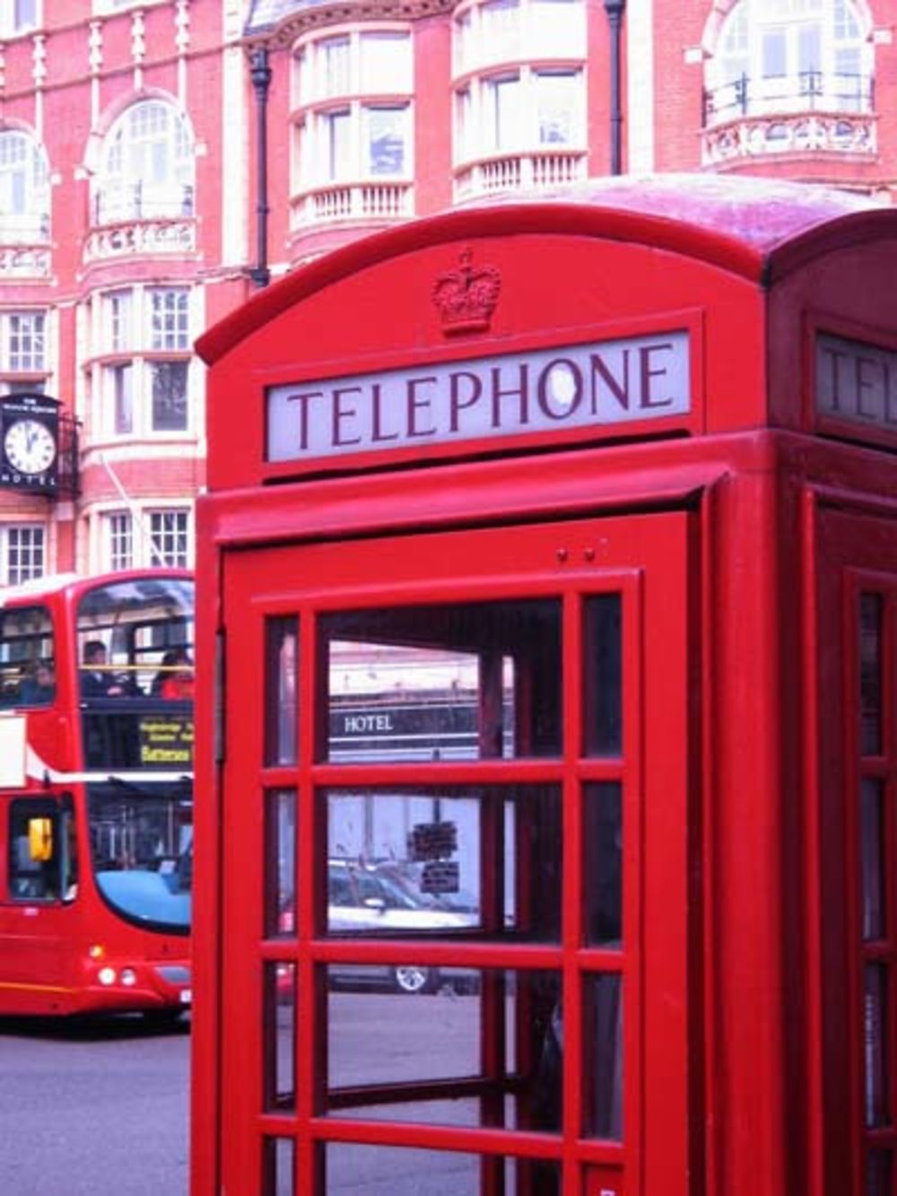 Cabine téléphonique anglaise et bus