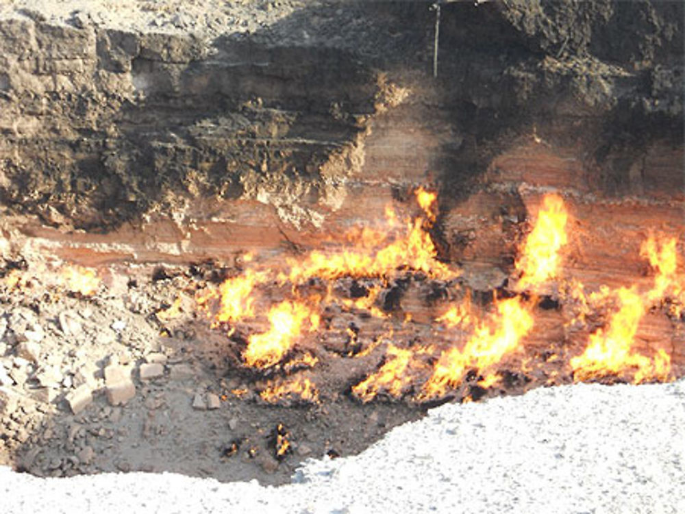 Cratère de gaz en feu à Darvaza