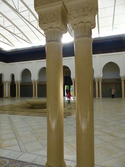Entre deux colonnes, Mosquée de Paris