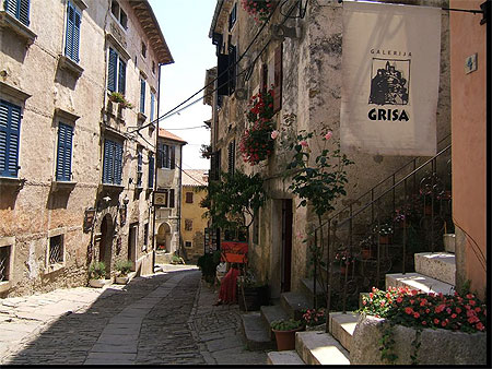 Ruelle dans un village d'artistes Ruelle dans un village d'artistes