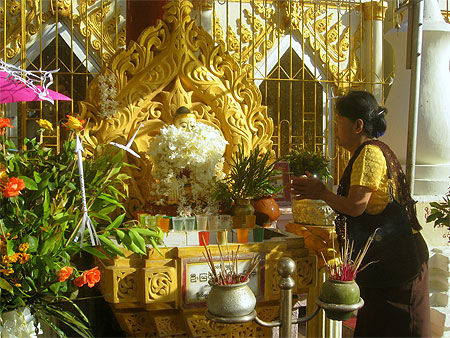 Offrandes dans la pagode shwesando 