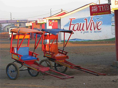 Pousse-Pousse à la gare routière d'Antsirabe Pousse-Pousse à la gare routière d'Antsirabe