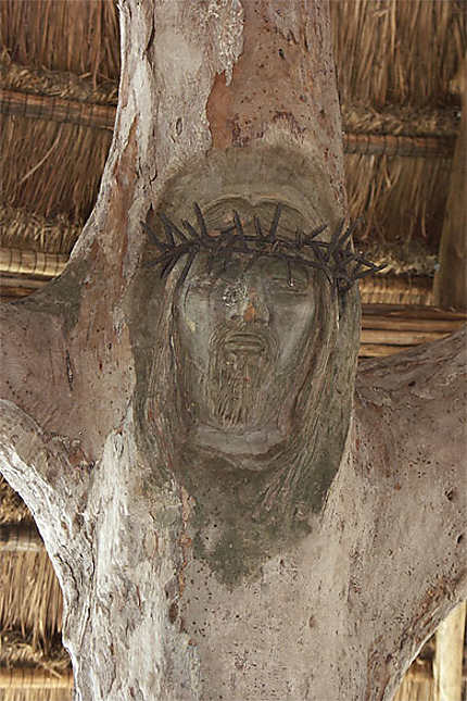 Visage du Christ taillé dans un tronc d'arbre