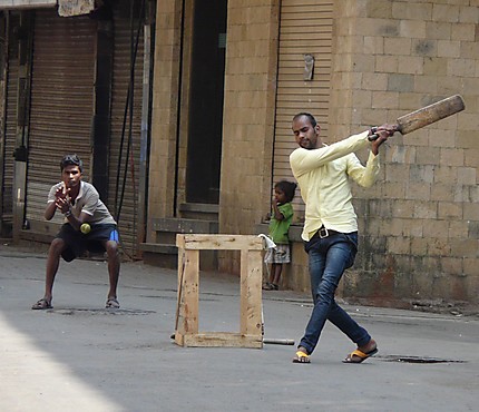 Cricket dans une ruelle de Mumbaï
