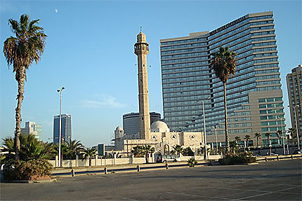 Petite Mosquée et grand complexe hôtelier
