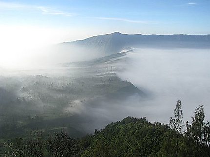 Le village embrumé de Cemoro Lawang (à gauche), sur les flancs du cratère du Bromo