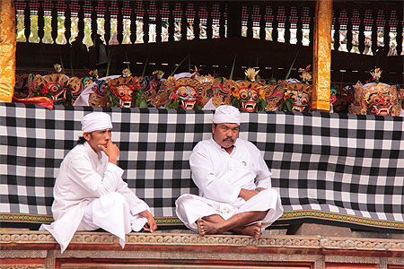 Les gardiens des masques de cérémonie à Bali