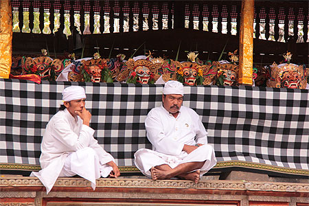 Les gardiens des masques de cérémonie à Bali Les gardiens des masques de cérémonie à Bali