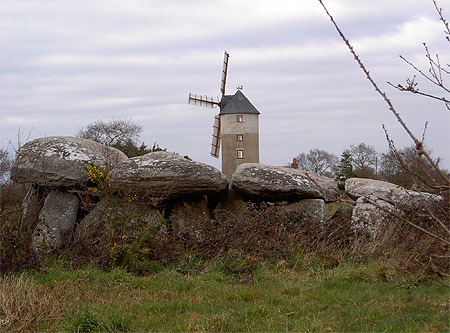 Dolmens et moulin à vent Dolmens et moulin à vent