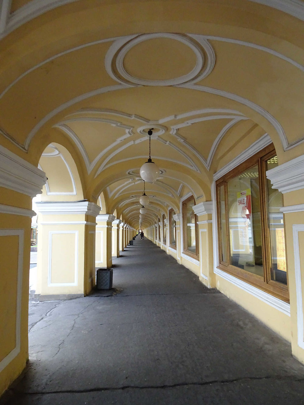 Sous les arcades jaunes