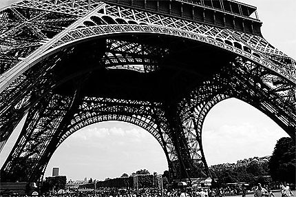 Au pied de la Tour Eiffel