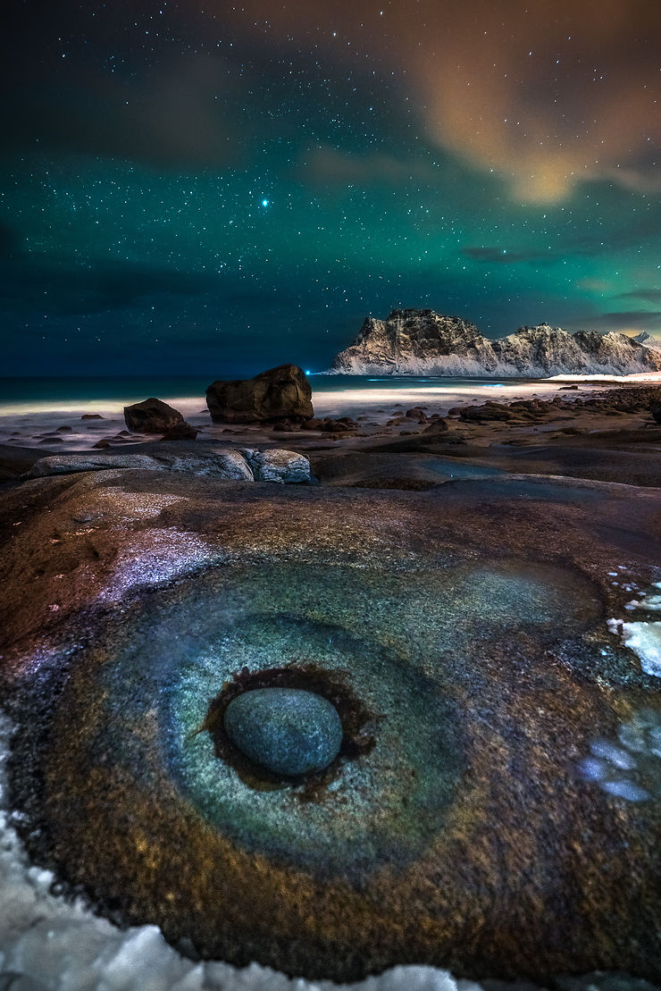 Ciel étoilé sur la plage de Uttakleiv dans les Lofoten, Norvège