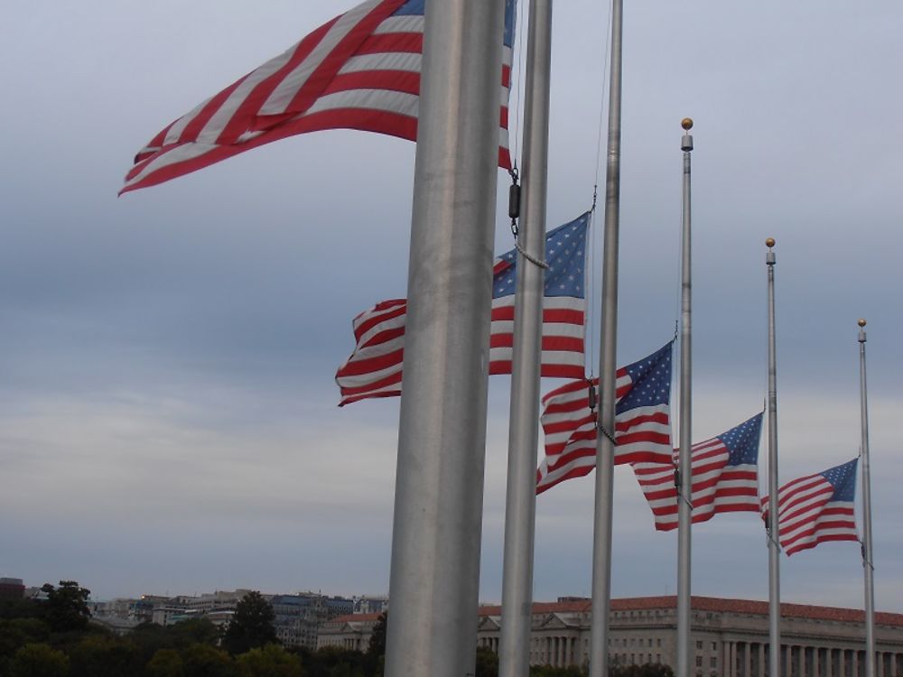 Drapeaux autour du Monument