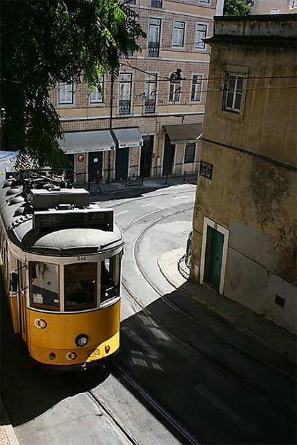 Le tramway n°28 dans l'Alfama