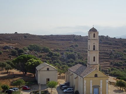 Eglise du village un peu excentrée