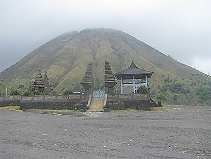 Temple hindou dans la caldeira du Bromo, devant le Mont Batok