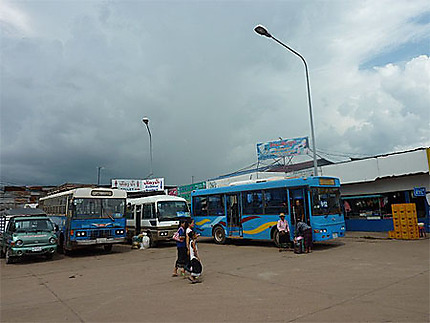 Vientiane, la station de bus du Talat Sao