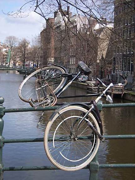 De l'art de garer son vélo près des canaux