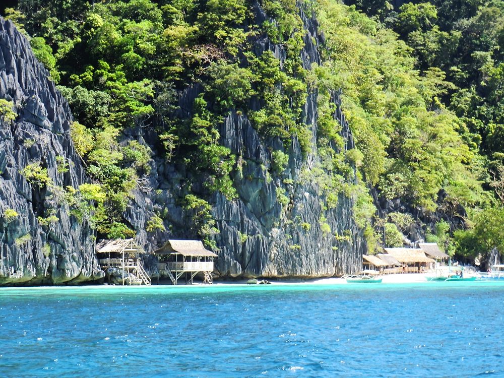 Habitations dans la baie de Coron