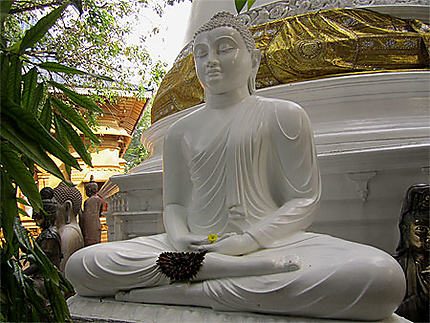 Blanc Bouddha sur le lac Beira, Colombo