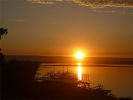 Super coucher de soleil sur le fleuve Mazilu