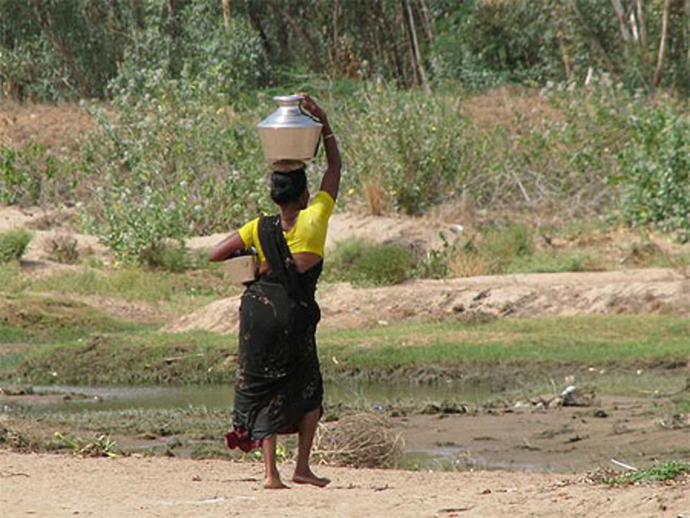 Une femme portant de l'eau