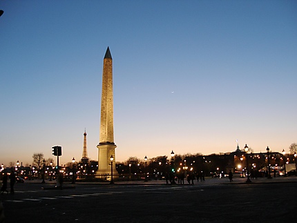 Place de la Concorde à la tombée de la nuit