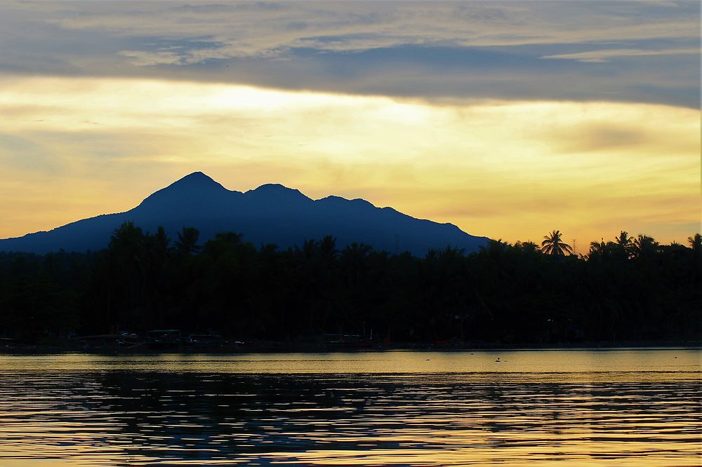 Lever de soleil sur le lac Taal