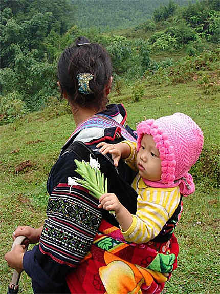 Femme mhong (ethnie des mhongs noirs) et son bébé, sur la route de lao cai village