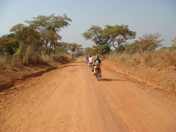 À mobylette sur la piste, Burkina Faso