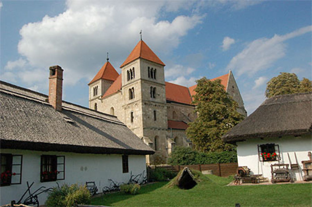 L'église d'Ocsa vue de l'écomusée