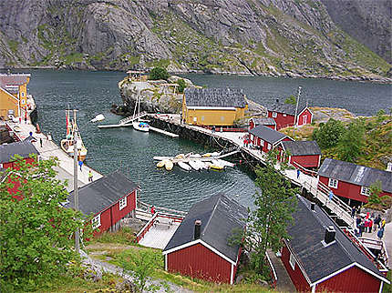 Le petit port rouge de Nusfjord.....