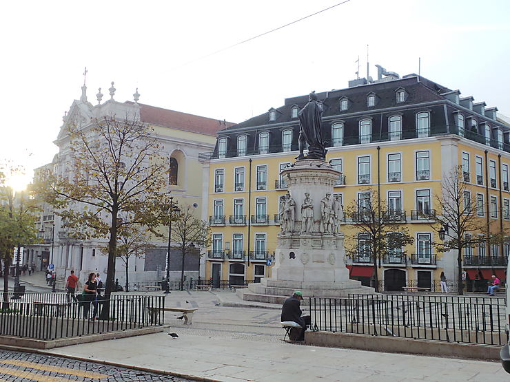 Praça Luis de Camoes (Place Luis de Camoes)