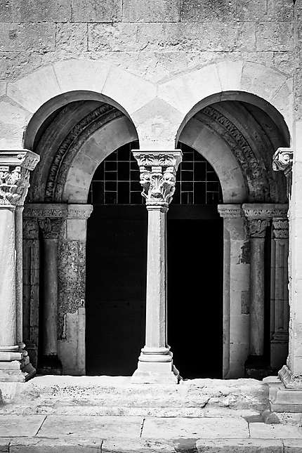 Arles - Cloître Ste Trophime - Les jolies arcades