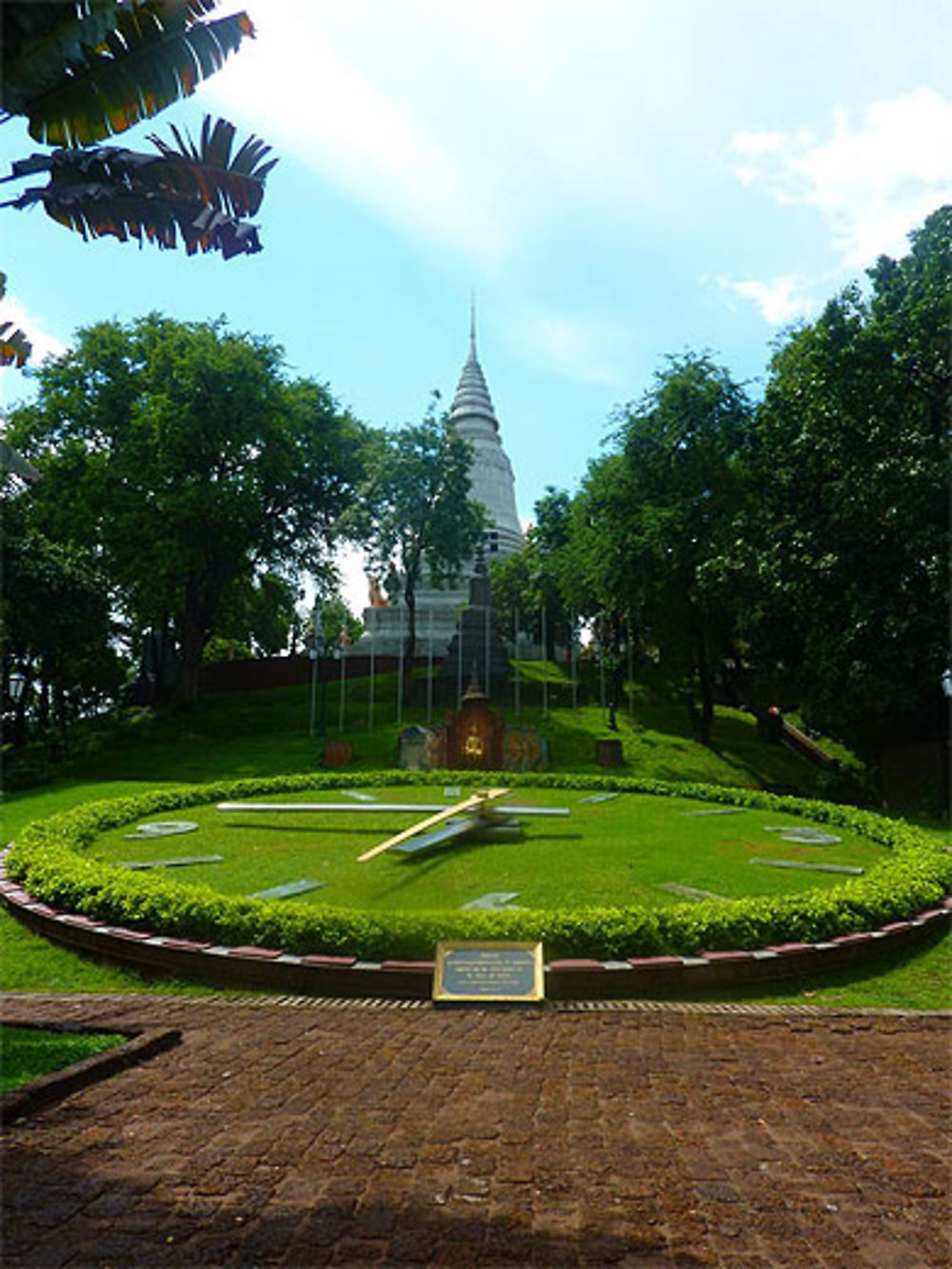 Colline et horloge du temple