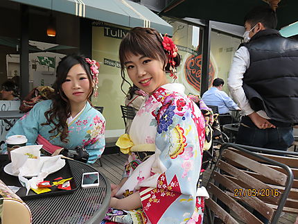 Jeunes filles en costume traditionnel