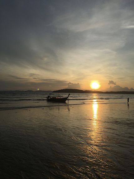Coucher de soleil sur la plage d’Aonang