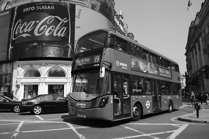 Autobus à impériale arrivant à Piccadilly Circus