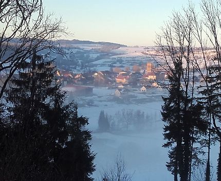 Village du Jura dans la brume
