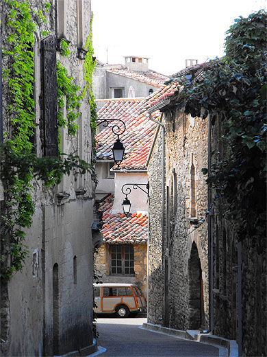 Petite rue du charmant village de Venasque