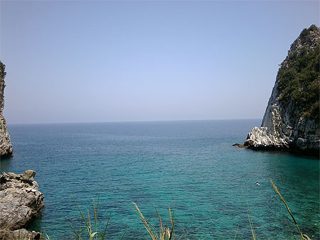 Vue sur la mer depuis la plage de Fakistra Vue sur la mer depuis la plage de Fakistra