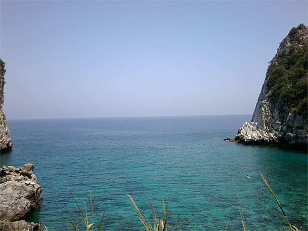 Vue sur la mer depuis la plage de Fakistra