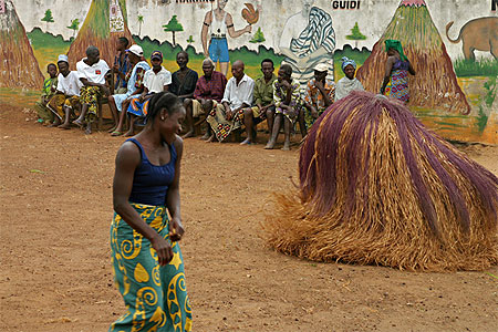 Danse avec les Zangbetos Danse avec les Zangbetos