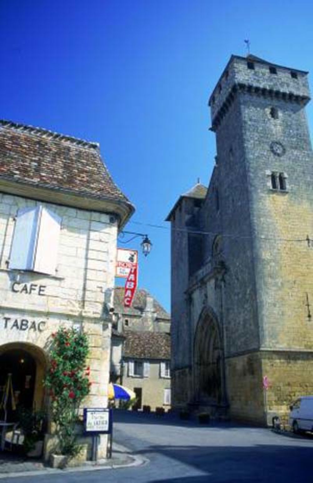 La place de Beaumont-du-Périgord