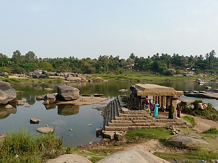 Temple sur la rivière Thungabadra