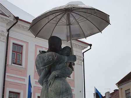 Tartu -Raekoja Plats- La Fontaine des amoureux Tartu -Raekoja Plats- La Fontaine des amoureux