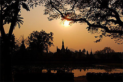 Sunset sur sukhothai