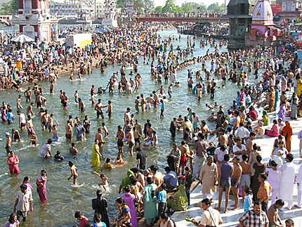 Foule au bord du Gange