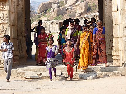 Femmes et enfants se rendant au temple