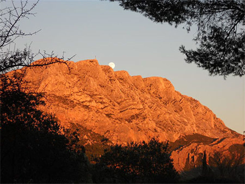 Coucher de soleil colorant la Sainte Victoire